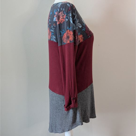 Maurices 24/7 Colorblock Floral Burgundy Gray High Low Hem Tunic Top Size Small - Picture 3 of 7